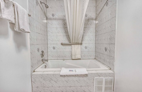 Windsor Hotel | Motel 6 Windsor, ON