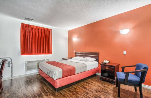 Windsor Hotel | Motel 6 Windsor, ON