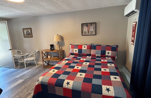 Gilbertsville Hotel | Motel at KY Lake. Stars & Stripes.