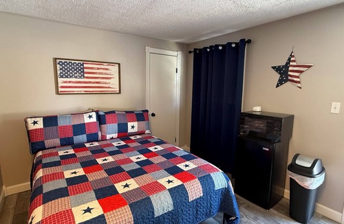 Gilbertsville Hotel | Motel at KY Lake. Stars & Stripes.