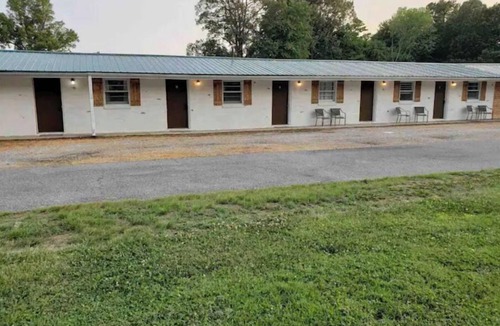Gilbertsville Hotel | Motel at KY Lake. Stars & Stripes.