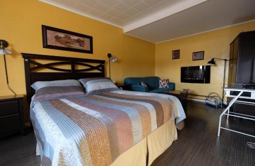 Cap de la Madeleine Hotel | Motel Canadien