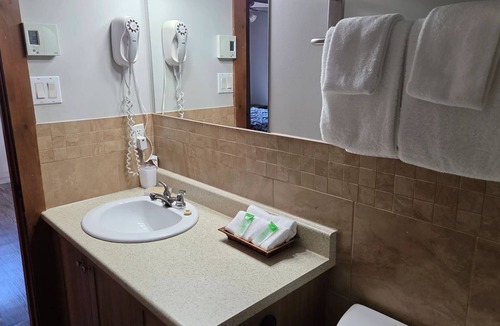 Petit-Rocher Hotel | Motel & Chalets l'Acadien sur mer