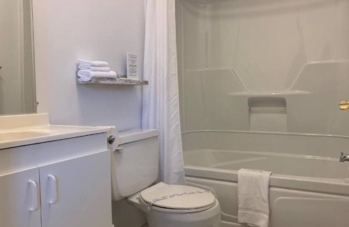 Baie-St-Paul Hotel | Motel Des Cascades: Room with 2 Large Queen-Size Beds