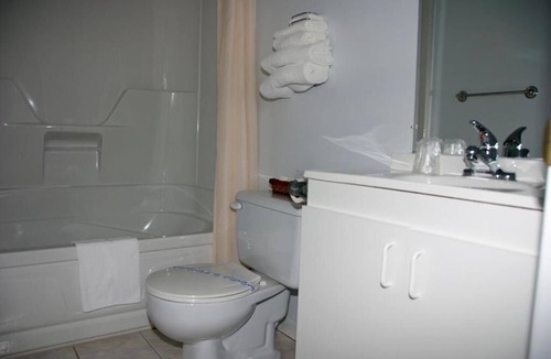 Baie-St-Paul Hotel | Motel Des Cascades : Economy Double Room