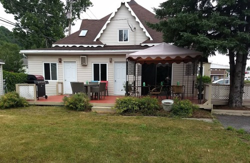 Ste Anne de Beaupre Hotel | Motel Hibiscus