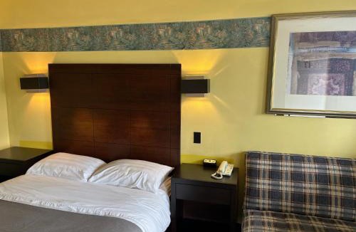 Saint-Hubert Hotel | Motel R-100