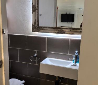 Brighton City Centre House | Motel Schmotel