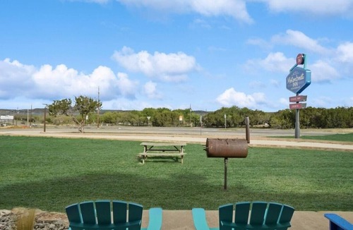 Graford Hotel | MotorBoat Inn Suite 11