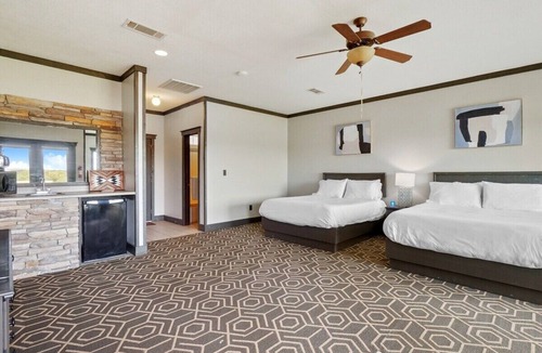Graford Hotel | MotorBoat Inn Suite 13