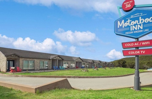 Graford Hotel | MotorBoat Inn Suite 3