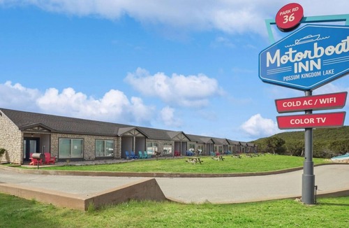 Graford Hotel | MotorBoat Inn Suite 9