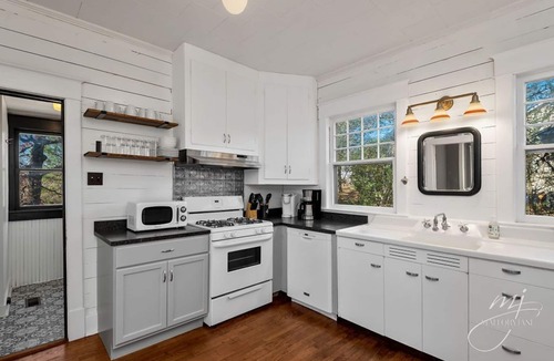 Harrison House | Motorcycling adventures-Hot tub-Kid friendly-Entertaining outdoor deck