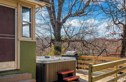 Harrison House | Motorcycling adventures-Hot tub-Kid friendly-Entertaining outdoor deck