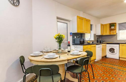 Sneinton House | Motorpoint Arena House - Sleeps 10
