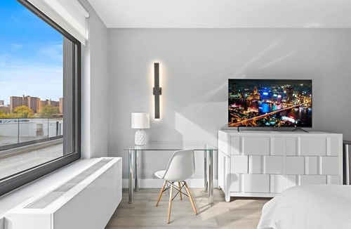 Port Morris Hotel | Mott Haven Queen Suite | Gym | Kitchenette