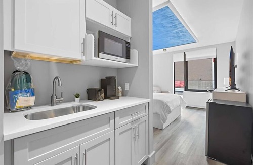 Port Morris Hotel | Mott Haven Queen Suite | Gym | Kitchenette