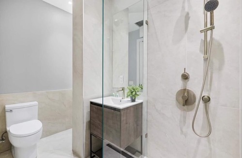 Port Morris Hotel | Mott Haven Queen Suite | Gym | Kitchenette