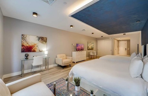 Port Morris Hotel | Mott Haven Studio 2K BR | Business Center + Lounge