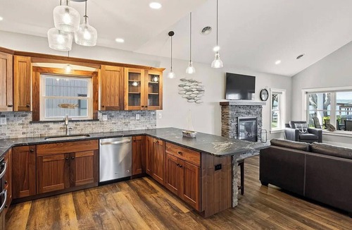 Lodi House | Mott's Lakefront Landing: Dog-Friendly Lakefront Escape on Seneca Lake!