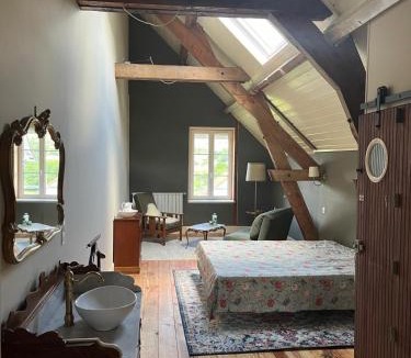 Saint-Symphorien-de-Marmagne Bed & Breakfast | Moulin de Maupoy