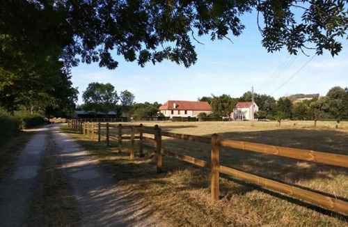 Senailly House | Moulin Saint Jacques, quiet gîte with private pool