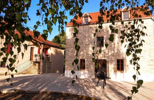Senailly House | Moulin Saint Jacques, quiet gîte with private pool