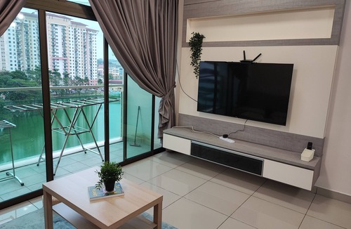 Taman Mount Austin Apartment | Mount Austin Lake View Comfy Staycation