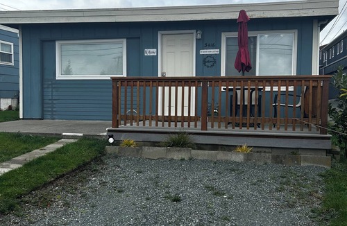 Anacortes Cottage | Mount Baker and water view.