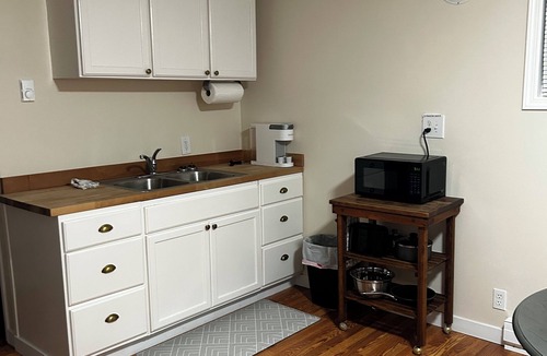 Anacortes Cottage | Mount Baker view and also ships coming and going to refinery.