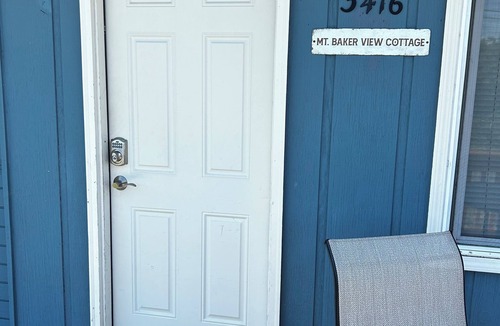 Anacortes Cottage | Mount Baker view and also ships coming and going to refinery.