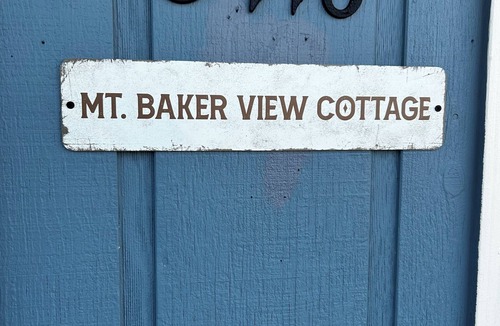 Anacortes Cottage | Mount Baker view and also ships coming and going to refinery.