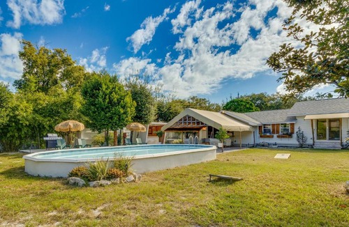 Mount Dora House | Mount Dora Home: Private Pool & Tropical Bar!