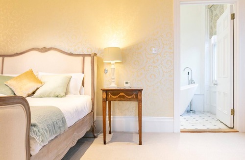 Hernhill House | Mount Ephraim Gardens Sir Edwyn Suite