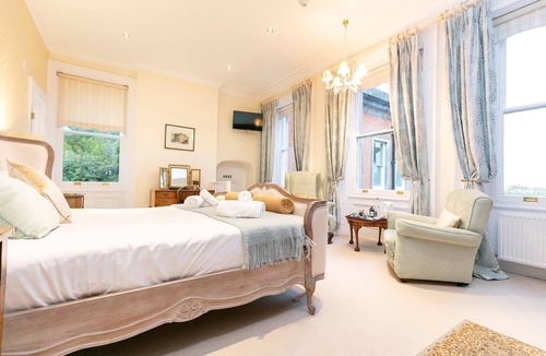 Hernhill House | Mount Ephraim Gardens Sir Edwyn Suite