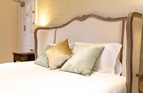 Hernhill House | Mount Ephraim Gardens Sir Edwyn Suite