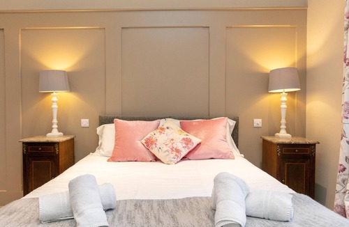 Hernhill House | Mount Ephraim Gardens Gamekeeper Room