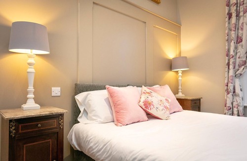 Hernhill House | Mount Ephraim Gardens Gamekeeper Room