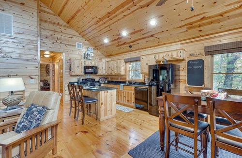Murphy Cabin | Mount Haven Retreat : Escape with Screened Porch!