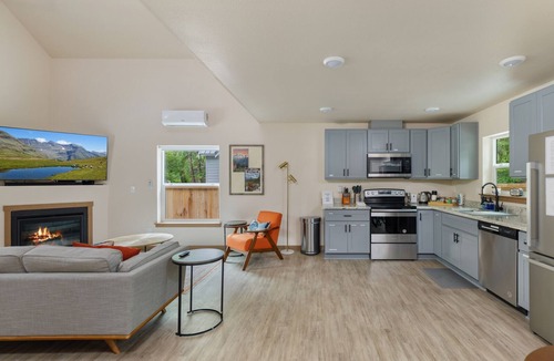 Paradise Estates Cabin | Mount Rainier 3 Bedroom Modern Cabin with Hot Tub