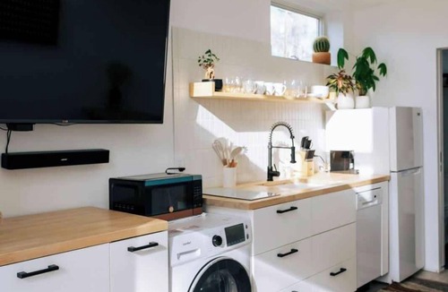 South Tabor Apartment | Mount Tabor Loft With Hot Tub