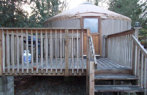 Bow Resort | Mount Vernon Camping Resort 20 ft. Yurt 2