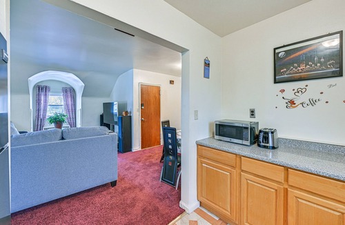 South Side Apartment | Mount Vernon Getaway - 4 Mi to the Bronx Zoo!
