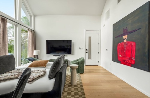South Manchaca House | Mount Vernon Loft · Designer Suite · Sleeps 4