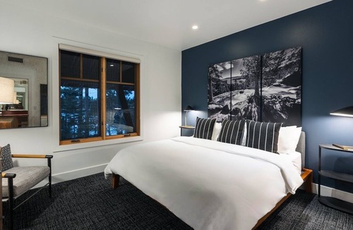 Truckee Hotel | Mountain Ambience Stay Perfect for Skiing Enthusiasts with Heated Hot Tub