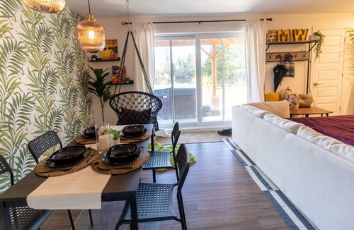 Saint-Calixte House | Mountain and lake view Guest Suite with Spa