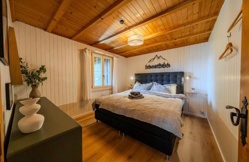 Axalp Apartment | Mountain Apartment - Hot Tub & Sunset Views