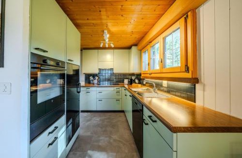 Axalp Apartment | Mountain Apartment - Hot Tub & Sunset Views