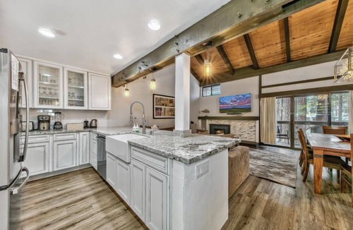 South Lake Tahoe House | Mountain Basecamp LLV#412 Hot Tub, Fireplace, Ski, Lake, Hike, Gym