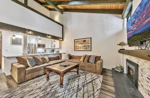 South Lake Tahoe House | Mountain Basecamp LLV#412 Hot Tub, Fireplace, Ski, Lake, Hike, Gym